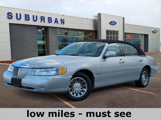 used 2000 Lincoln Town Car car, priced at $11,900