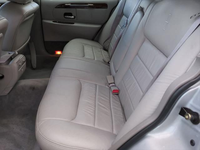 used 2000 Lincoln Town Car car, priced at $11,900