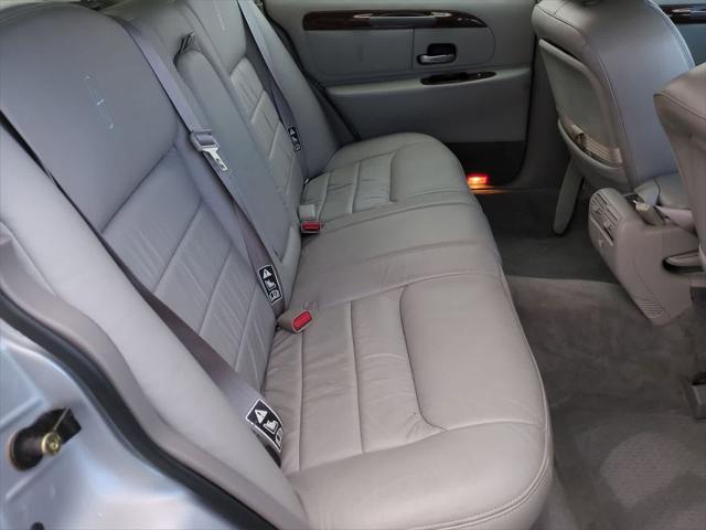 used 2000 Lincoln Town Car car, priced at $11,900