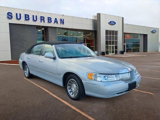 used 2000 Lincoln Town Car car, priced at $11,900