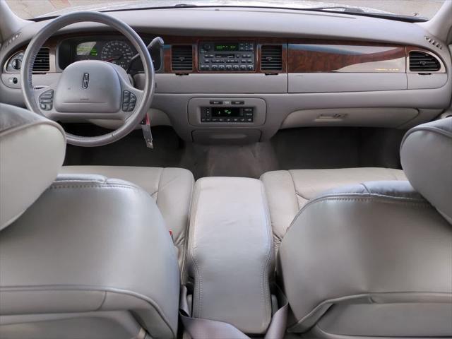 used 2000 Lincoln Town Car car, priced at $11,900