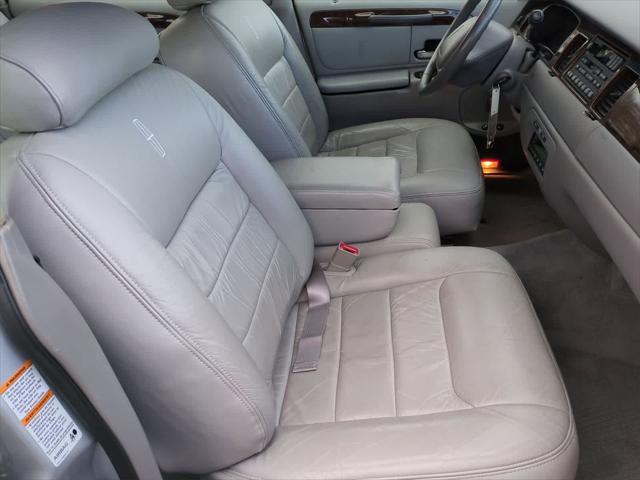 used 2000 Lincoln Town Car car, priced at $10,900