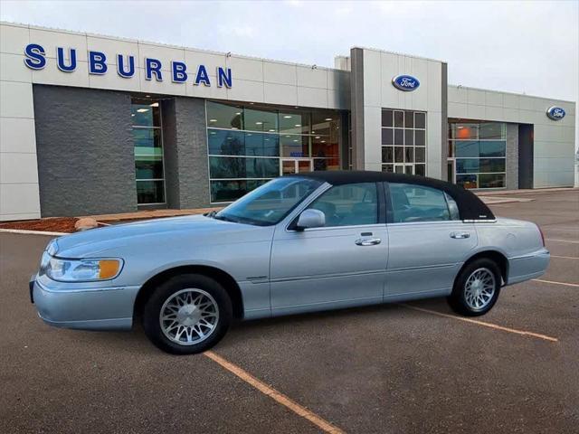 used 2000 Lincoln Town Car car, priced at $10,900