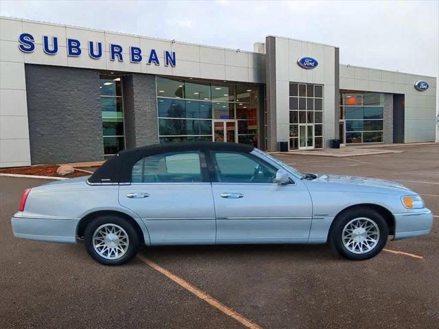 used 2000 Lincoln Town Car car, priced at $11,900