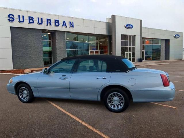 used 2000 Lincoln Town Car car, priced at $10,900