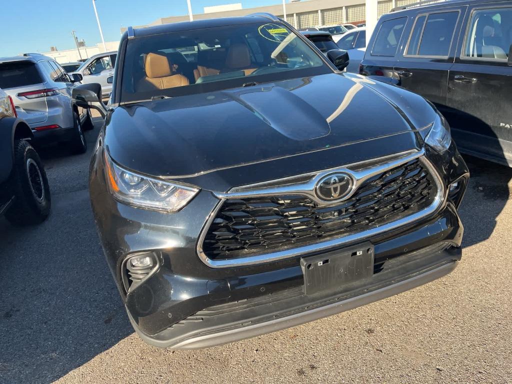 used 2023 Toyota Highlander car, priced at $41,995