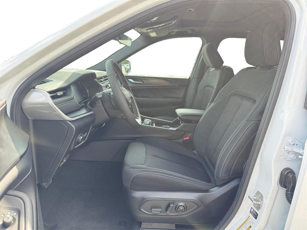 new 2025 Jeep Grand Cherokee L car, priced at $39,905