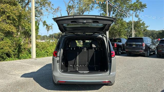 new 2025 Chrysler Pacifica car, priced at $45,315