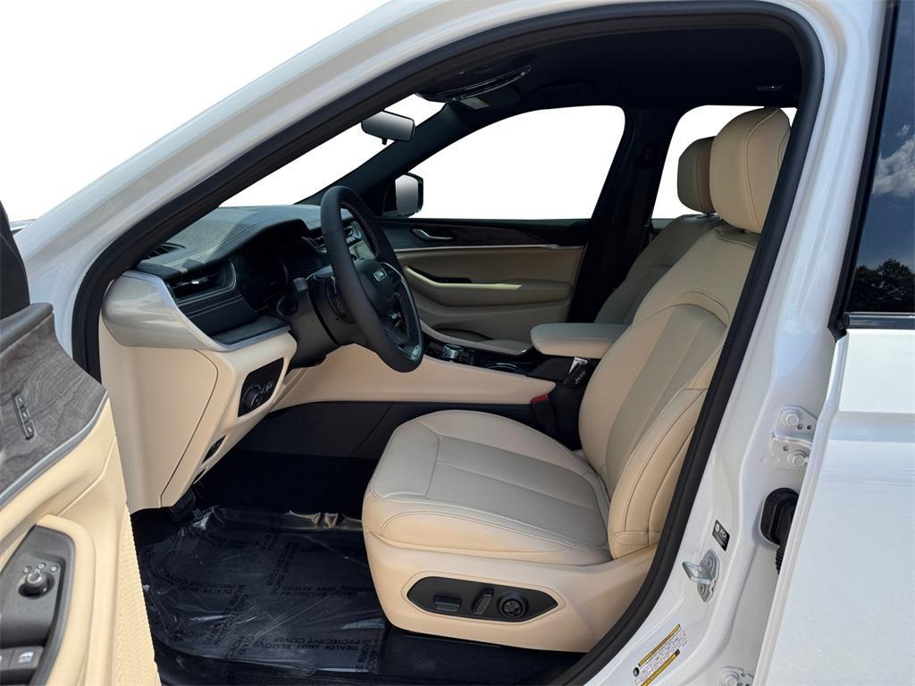new 2025 Jeep Grand Cherokee car, priced at $38,888