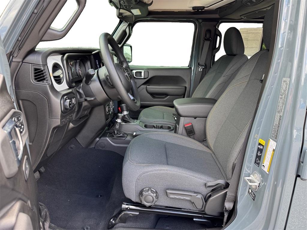 new 2025 Jeep Gladiator car, priced at $42,001