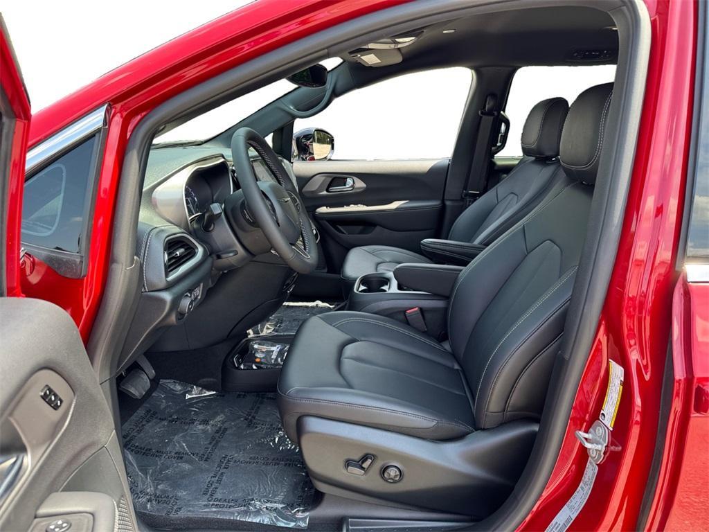 new 2025 Chrysler Pacifica car, priced at $48,172