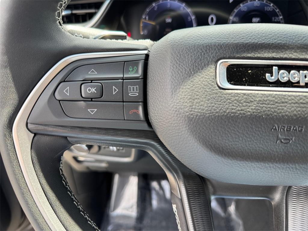 new 2025 Jeep Grand Cherokee car, priced at $40,748