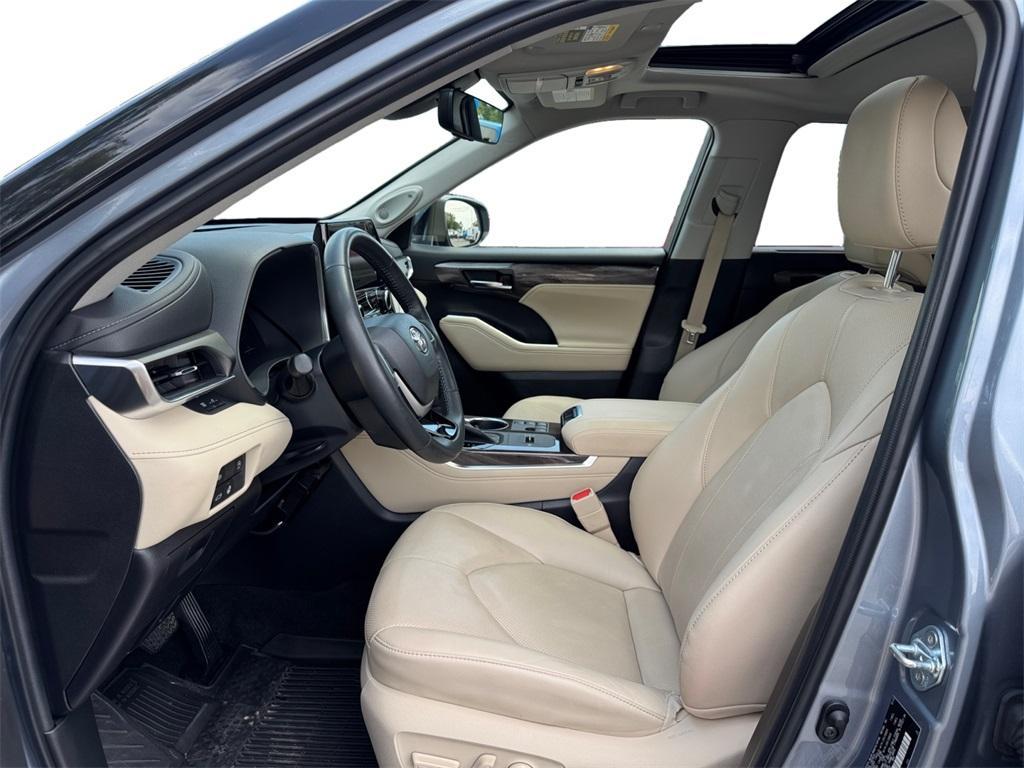 used 2023 Toyota Highlander car, priced at $43,500