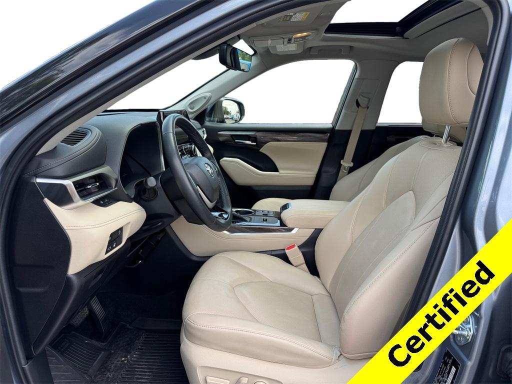 used 2023 Toyota Highlander car, priced at $40,900