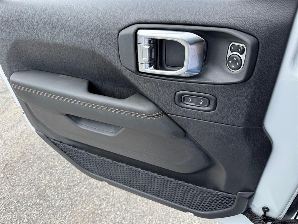 new 2025 Jeep Wrangler car, priced at $47,301