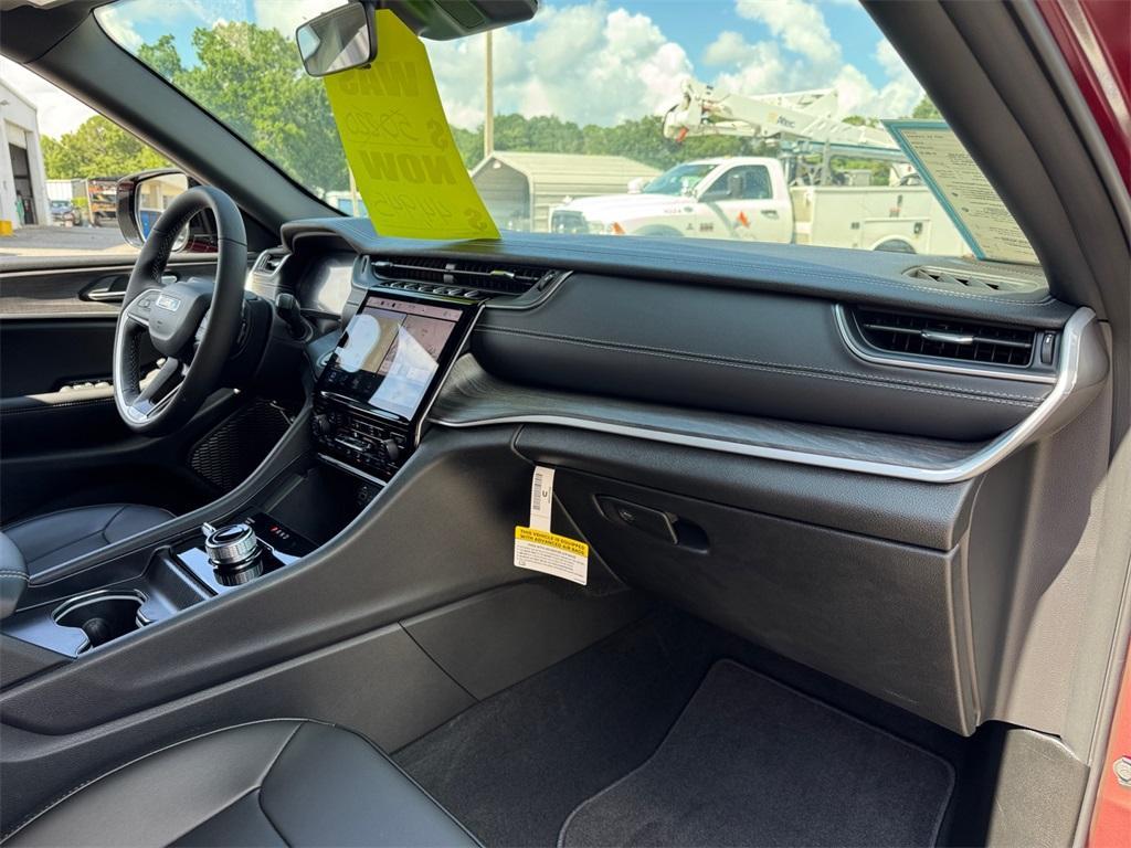 new 2025 Jeep Grand Cherokee car, priced at $41,550