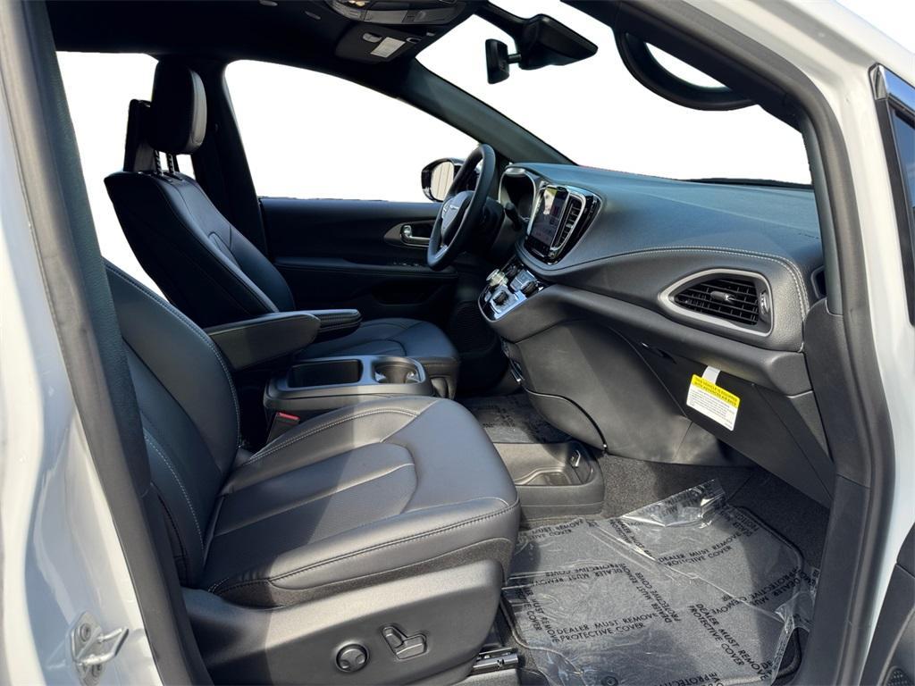 new 2025 Chrysler Pacifica car, priced at $47,677