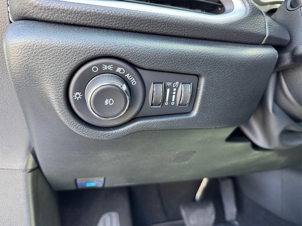 new 2025 Chrysler Pacifica car, priced at $47,677