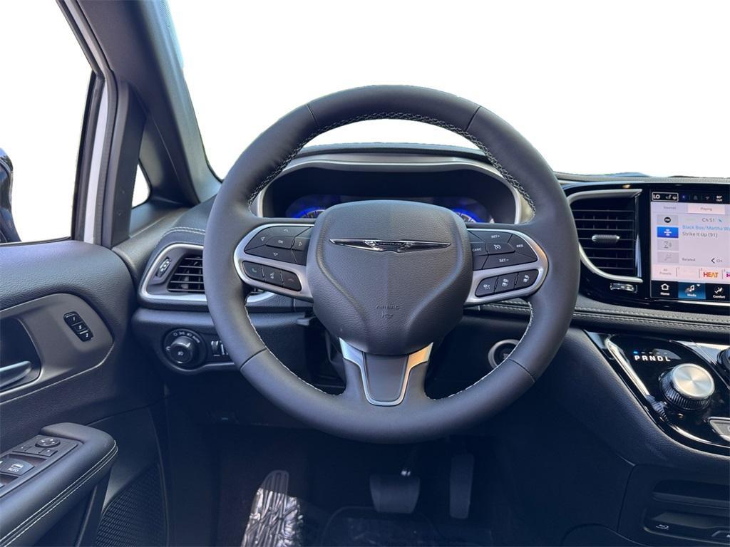 new 2025 Chrysler Pacifica car, priced at $47,677