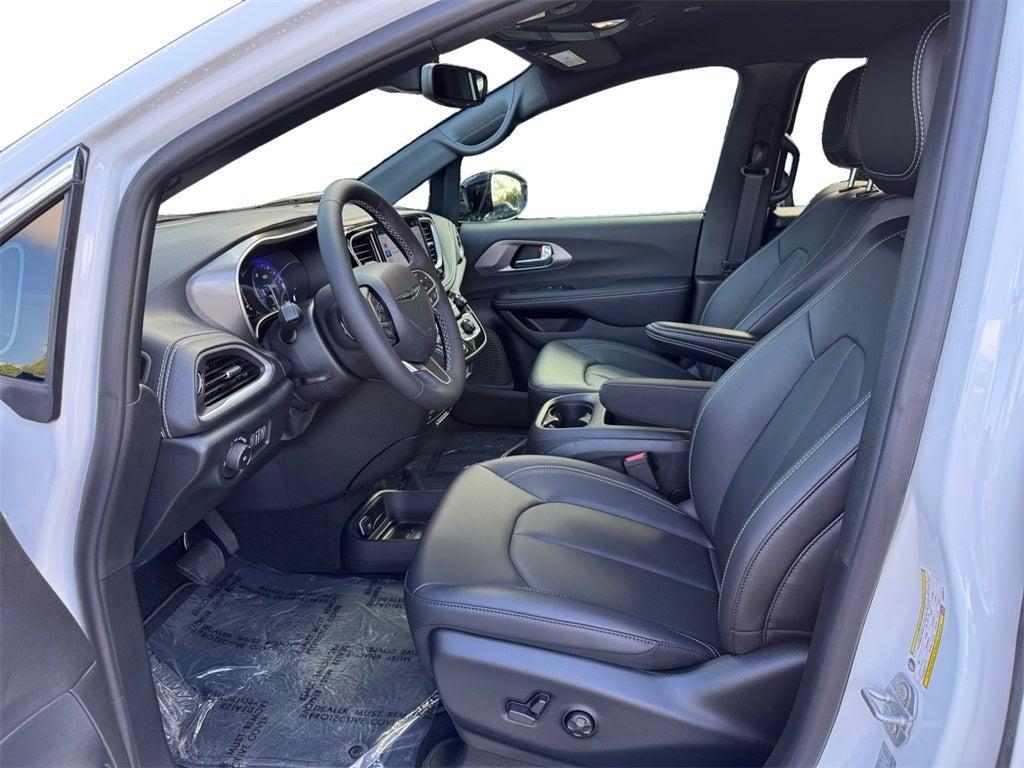 new 2025 Chrysler Pacifica car, priced at $47,677
