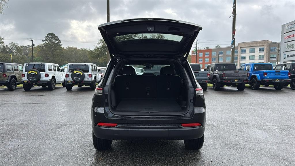 new 2025 Jeep Grand Cherokee car, priced at $42,500