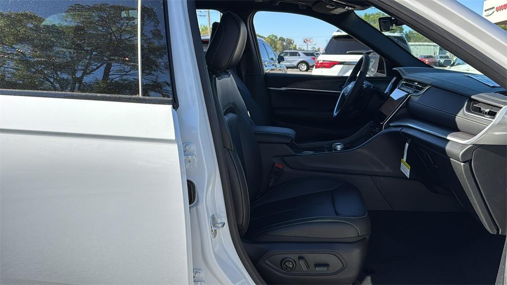 new 2025 Jeep Grand Cherokee car, priced at $45,759