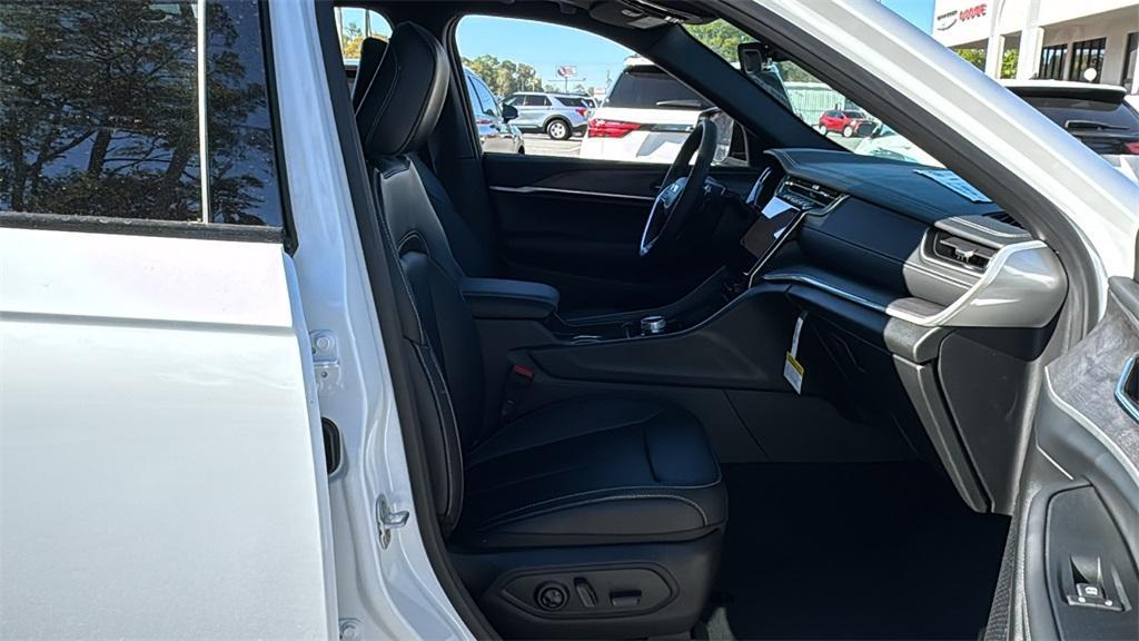 new 2025 Jeep Grand Cherokee car, priced at $45,759