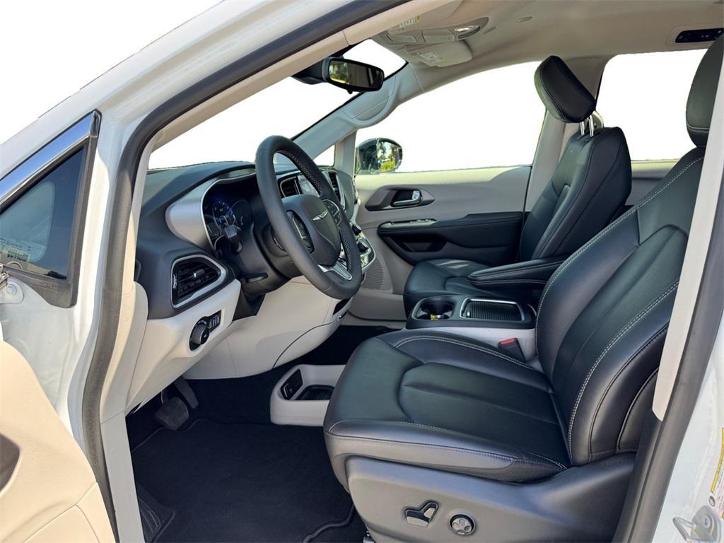 used 2024 Chrysler Pacifica car, priced at $28,000