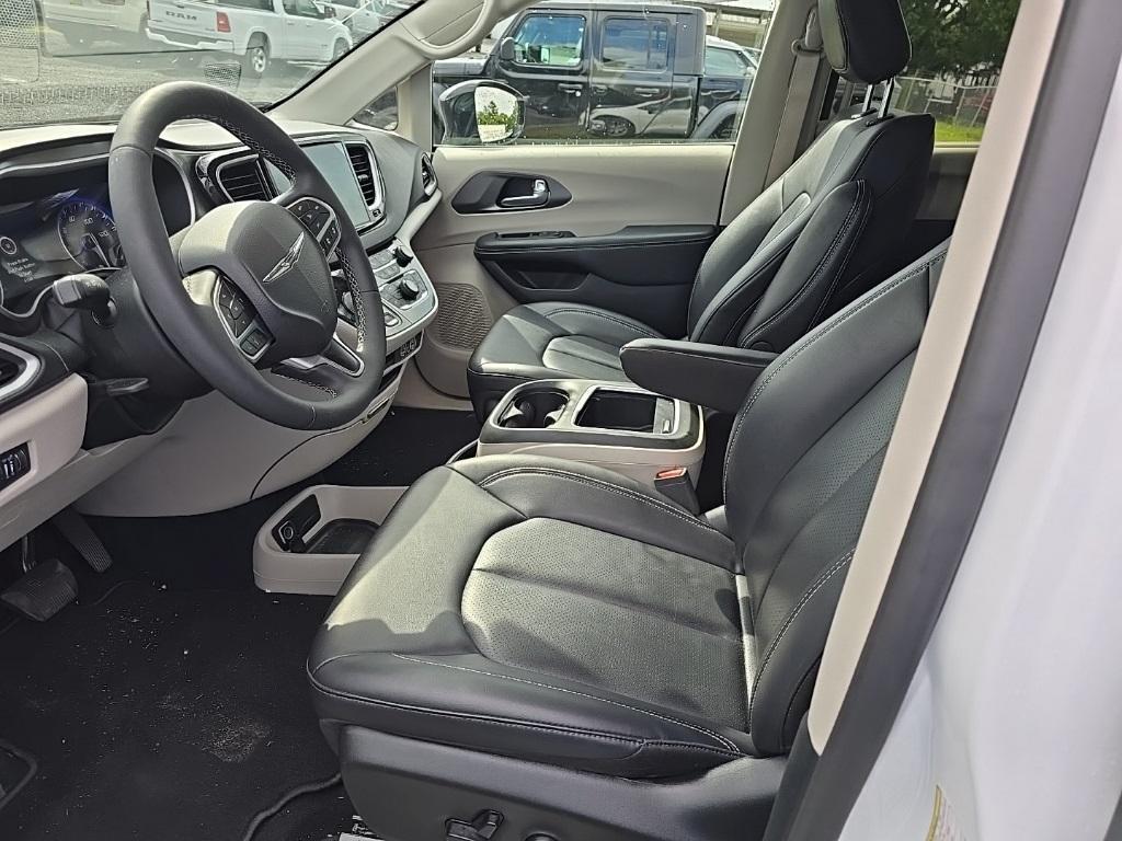 used 2024 Chrysler Pacifica car, priced at $30,255
