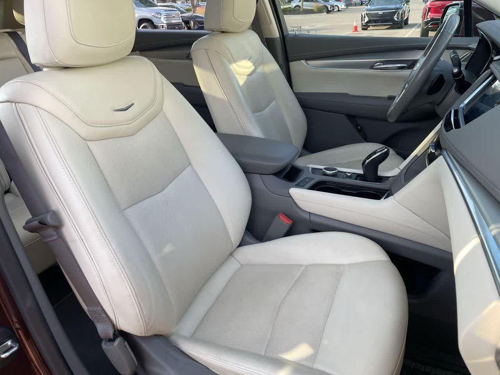 used 2022 Cadillac XT5 car, priced at $29,887