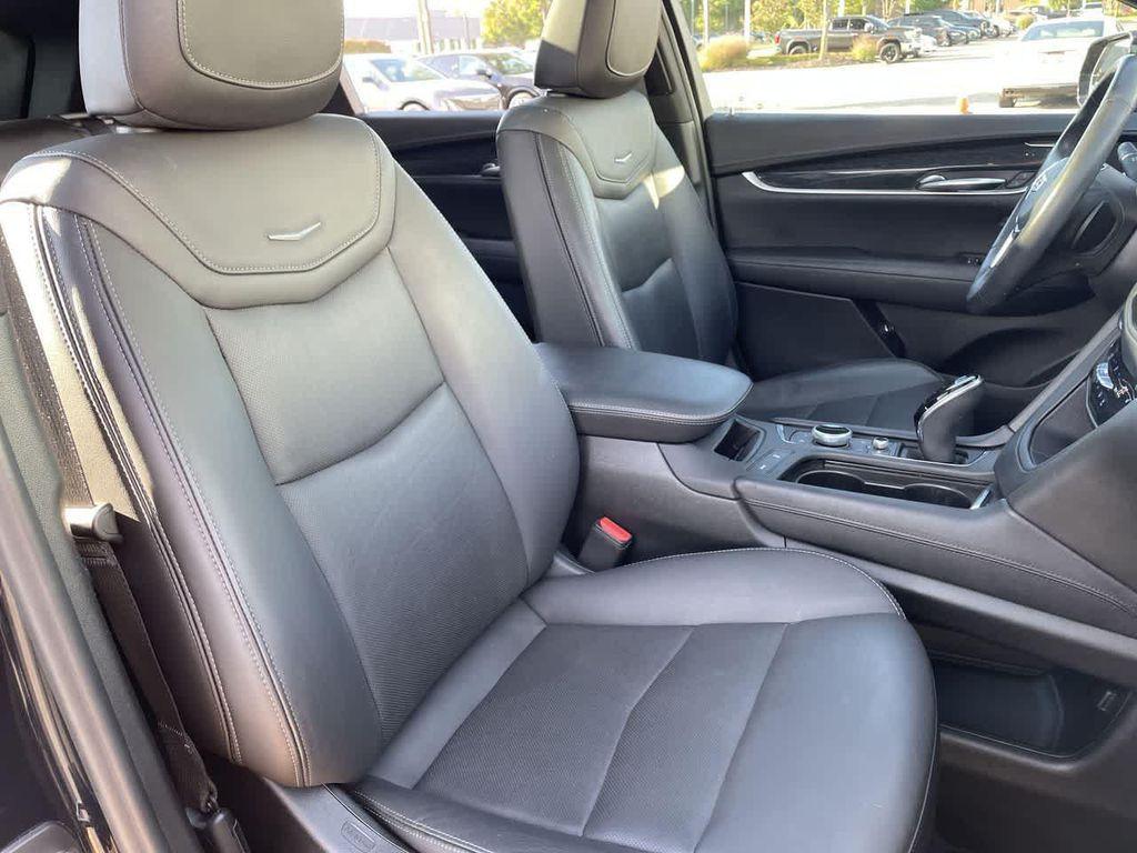 used 2022 Cadillac XT5 car, priced at $30,987