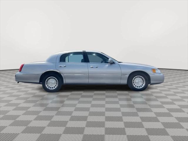 used 2000 Lincoln Town Car car, priced at $4,587