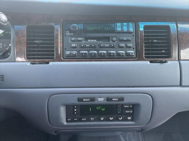 used 2000 Lincoln Town Car car, priced at $4,587