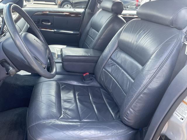 used 2000 Lincoln Town Car car, priced at $4,587