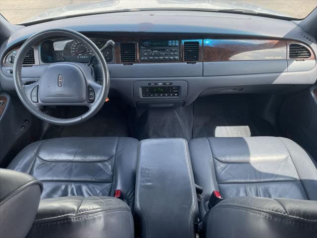 used 2000 Lincoln Town Car car, priced at $4,587