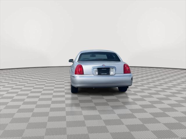used 2000 Lincoln Town Car car, priced at $4,587
