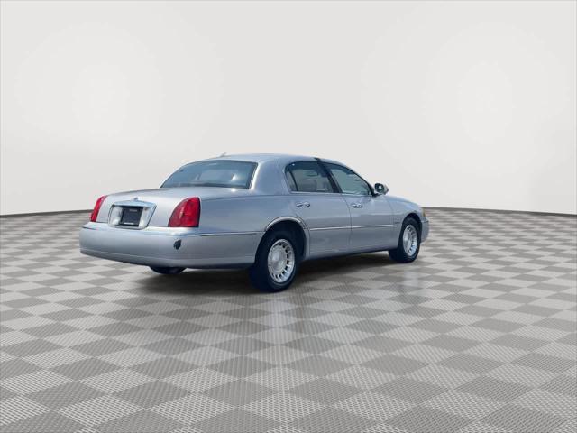 used 2000 Lincoln Town Car car, priced at $4,587