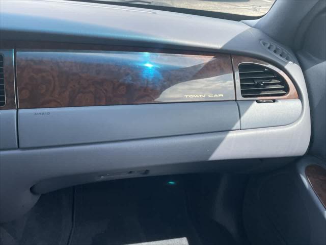 used 2000 Lincoln Town Car car, priced at $4,587