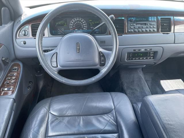 used 2000 Lincoln Town Car car, priced at $4,587