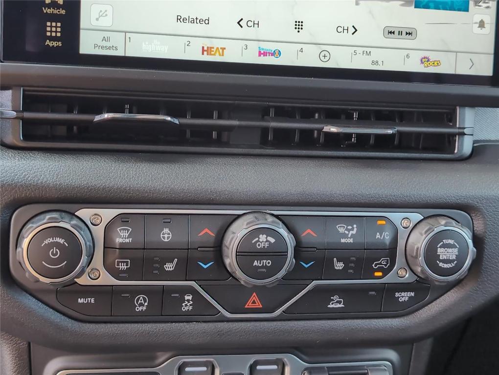 new 2025 Jeep Gladiator car, priced at $40,926