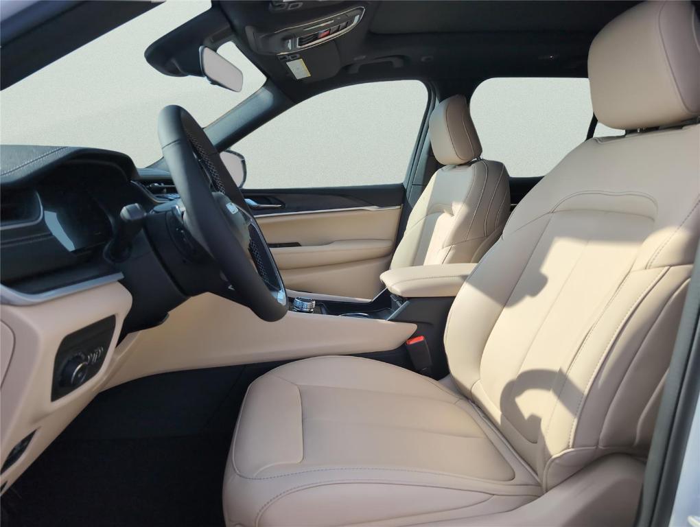 new 2025 Jeep Grand Cherokee car, priced at $44,561