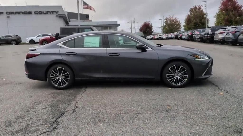 new 2025 Lexus ES 300h car, priced at $51,029