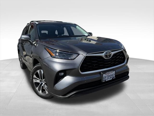 used 2022 Toyota Highlander car, priced at $34,998