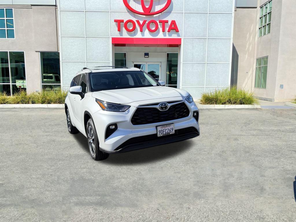 used 2022 Toyota Highlander car, priced at $36,498