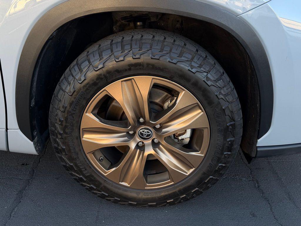 used 2022 Toyota Highlander Hybrid car, priced at $37,998