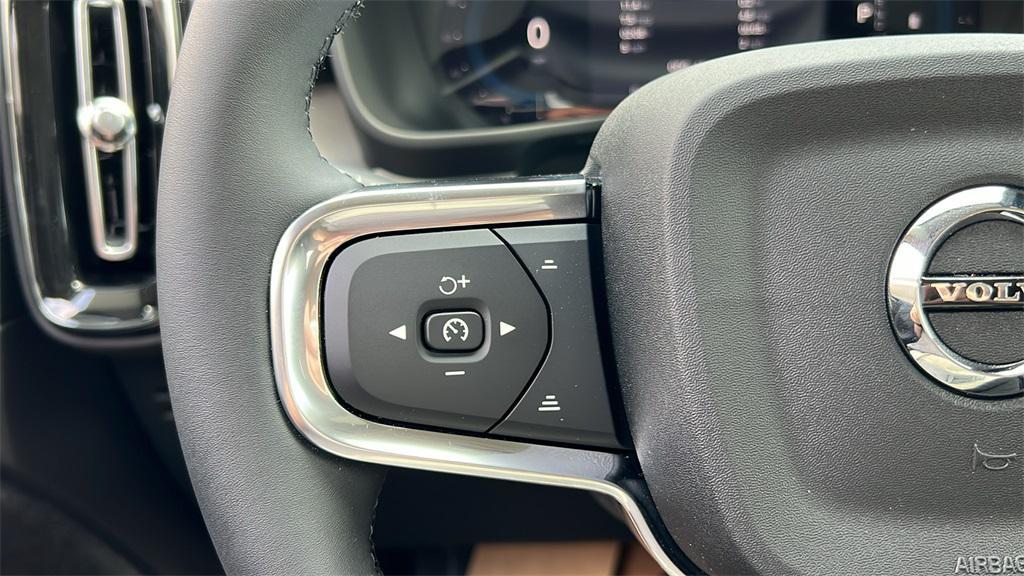 new 2025 Volvo XC40 car, priced at $45,820