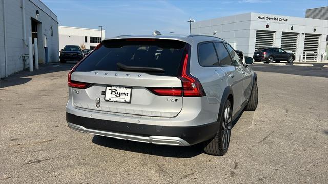 new 2025 Volvo V90 Cross Country car