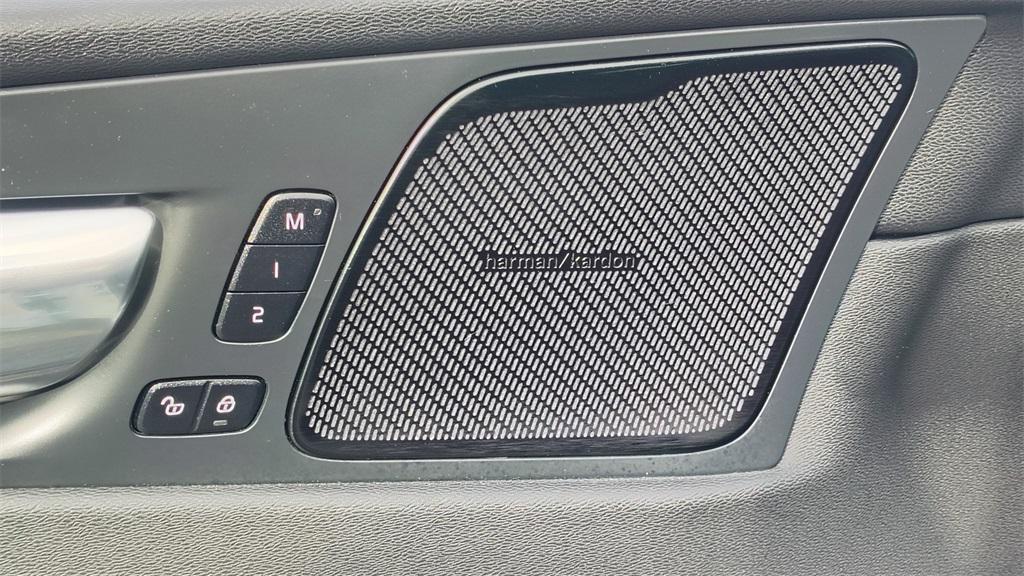 used 2021 Volvo XC60 car, priced at $25,900