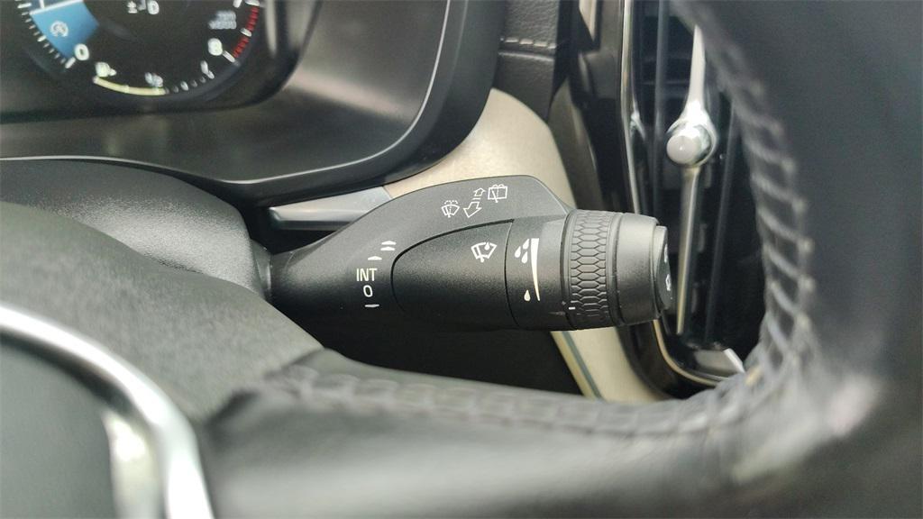 used 2021 Volvo XC60 car, priced at $25,900