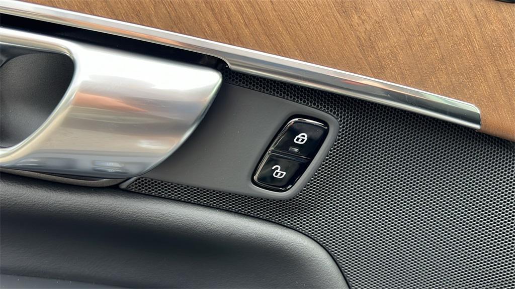new 2025 Volvo XC90 car, priced at $61,855